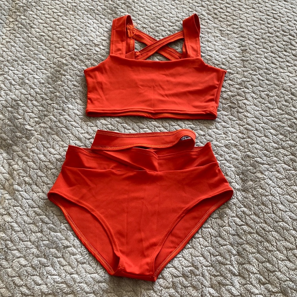 Fun orange 2 piece. Size 6. Tried on. Never worn out.